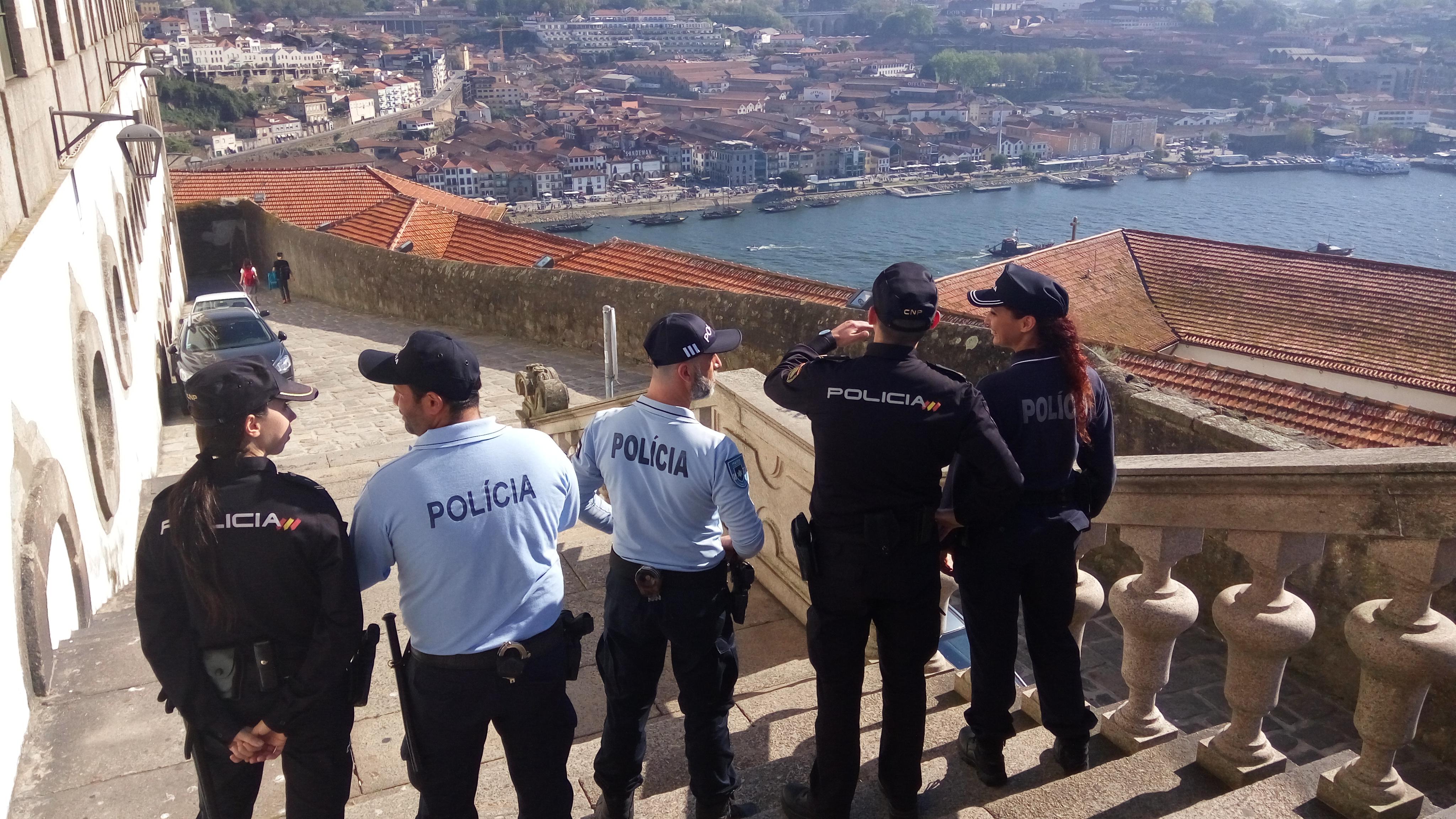 5 policies, d'Espanya i Portugal, patrullant junts a Porto.